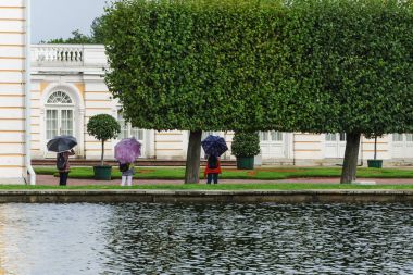 Petergof, Rusya - Peterhof büyük İmparatorluk Sarayı. Peterhof üst Park manzarası. turistler şemsiye ile güneşten korunuyor
