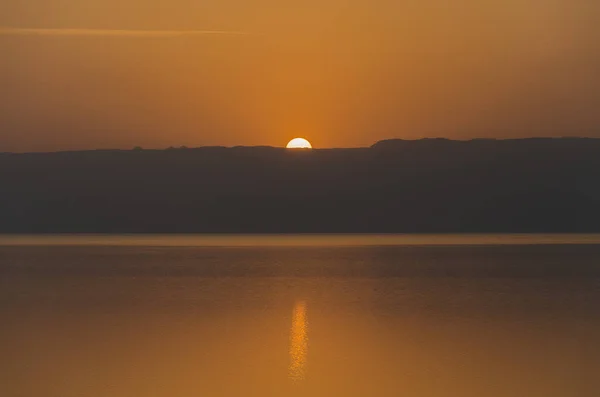 Zonsondergang op de dode zee van de Jordaanse zijde. — Stockfoto