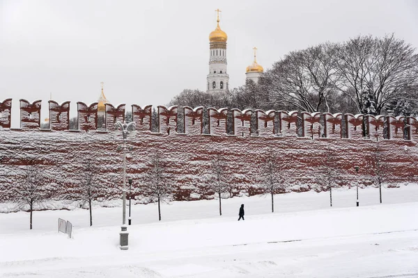 MOSCÚ, RUSIA - 31 de enero de 2018 Muro del Kremlin con nieve — Foto de Stock