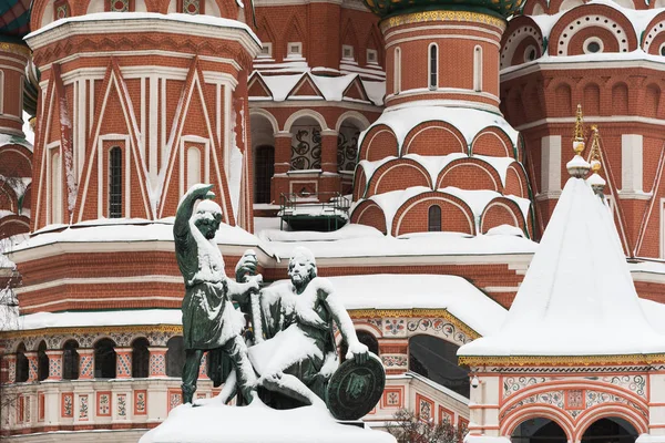 Monumento a Minin y Pozharsky en la Plaza Roja de Moscú. Catedral de San Basilio en el fondo . — Foto de Stock