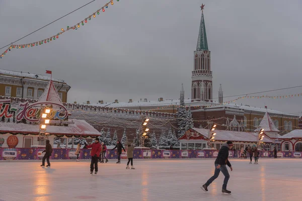 MOSCÚ, RUSIA - pista de patinaje sobre hielo en la Plaza Roja Moscovitas lugar favorito de vacaciones durante las vacaciones de invierno — Foto de Stock