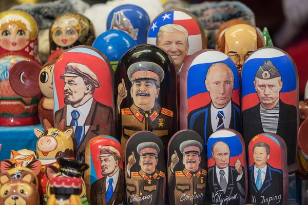 Moscou, Russie : Poupée de nidification avec le visage du président russe, fond — Photo