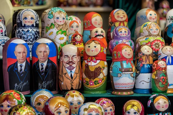 Moscou, Rússia: Boneca de nidificação com o rosto do presidente russo, fundo — Fotografia de Stock