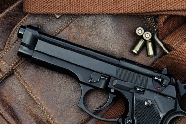 Tabanca, yarı otomatik.