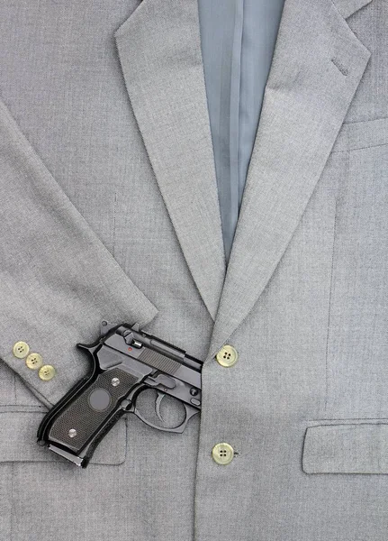 Zakelijke strijd, semi-automatisch pistool in business kostuums, 45 pistool. — Stockfoto
