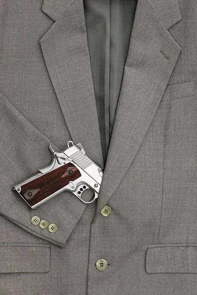 Luta de negócios, pistola semi-automática em ternos de negócios, 45 pistola . — Fotografia de Stock