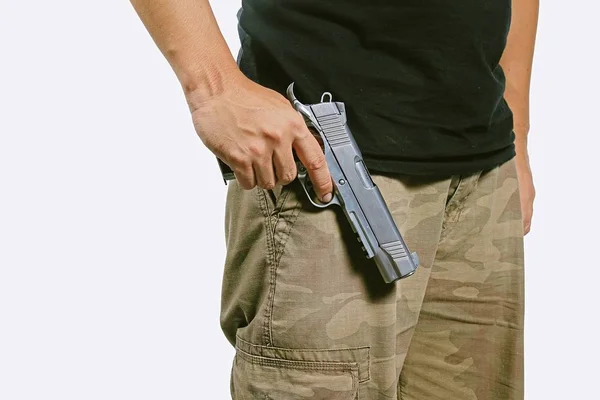 Mężczyzna trzymający broń. — Zdjęcie stockowe