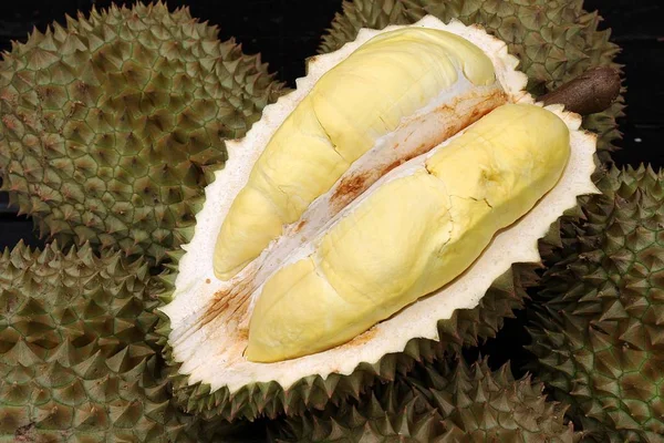 Durian, król owoców tropikalnych, zbliżenie z obranych durian. — Zdjęcie stockowe