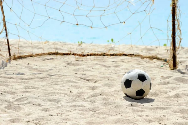 Fotboll och mål. sommardag — Stockfoto