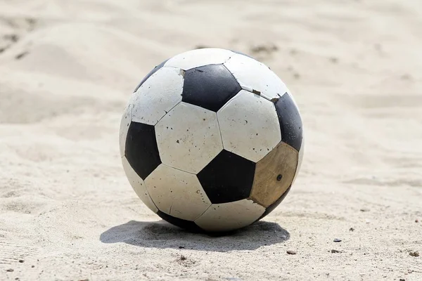 Футбол и пляж. летний день — стоковое фото