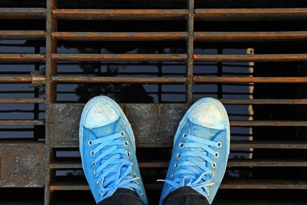 Zapatillas de deporte, explorar el concepto del mundo . —  Fotos de Stock