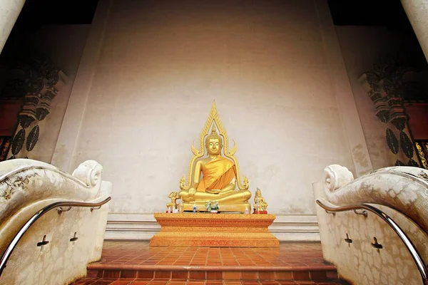 Estátua de escultura, estilo tailandês. Estátua de buda de ouro no templo tailandês, Tailândia . — Fotografia de Stock