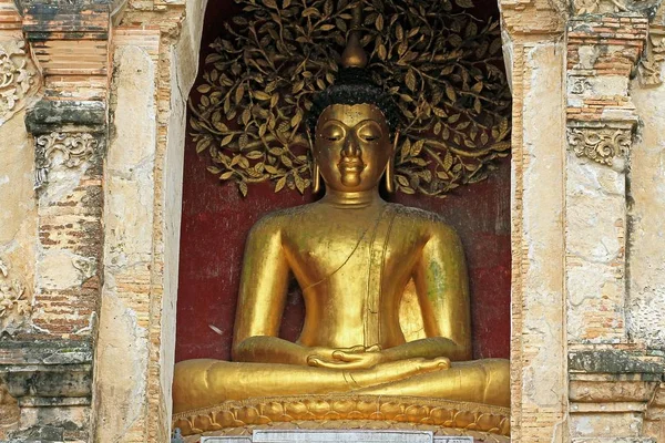 Скульптурная статуя в тайском стиле. Золотая статуя Будды в тайском храме, Таиланд . — стоковое фото