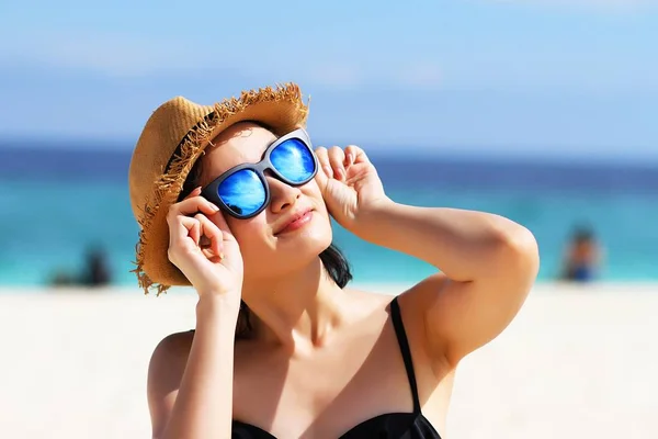 Hora de verão, Jovem mulher bonita na praia, Mulher com óculos de sol em biquíni, Óculos de sol reflete o sol . — Fotografia de Stock