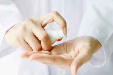 Kadın bilim adamı closeup test doku güzellik ürünleri ile eller.