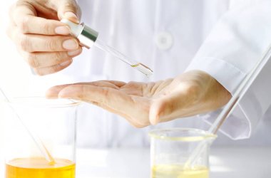 Yandan yeni bir organik güzellik ürünleri test bilim adamı.
