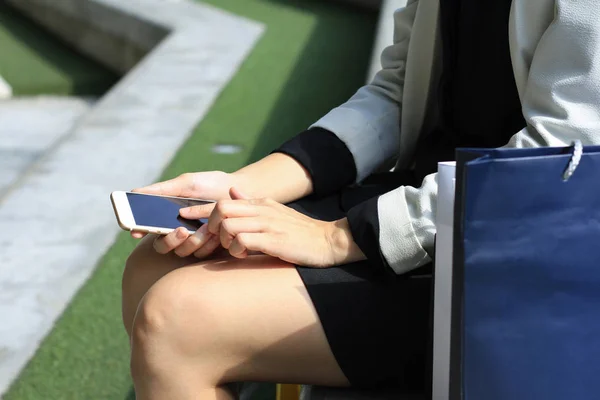 Крупним планом офісна жінка використовує мобільний смартфон на відкритому повітрі . — стокове фото