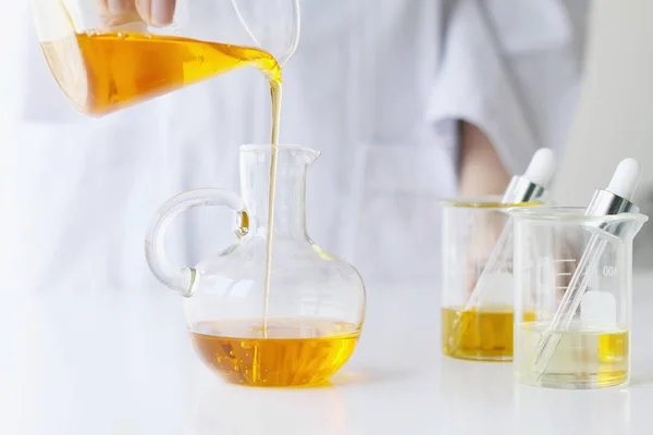 Güzellik kozmetik Bilimler, Formulating ve Cilt Bakımı bitkisel özü, bilim adamı dökerek organik uçucu yağ, sağlıklı alternatif tıp ile karıştırma.