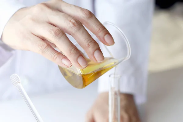 Güzellik kozmetik Bilimler, Formulating ve Cilt Bakımı bitkisel özü, bilim adamı dökerek organik uçucu yağ, sağlıklı alternatif tıp ile karıştırma.