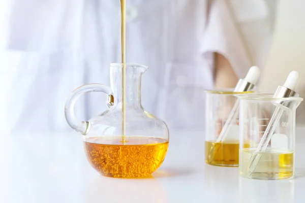 Güzellik kozmetik Bilimler, Formulating ve Cilt Bakımı bitkisel özü, bilim adamı dökerek organik uçucu yağ, sağlıklı alternatif tıp ile karıştırma.