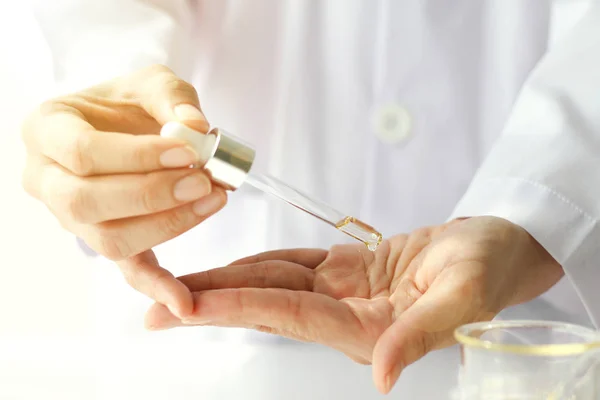 Yandan yeni bir organik güzellik ürünleri test bilim adamı.