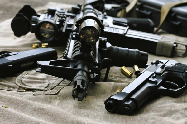 Armas y equipo militar para el ejército, rifle de asalto (M4A1 ) —  Fotos de Stock