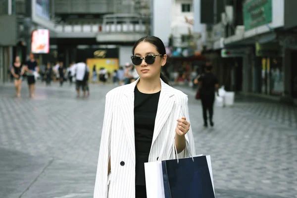 Mulher de compras na cidade, Retrato de elegante jovem segurando sacos de compras na rua . — Fotografia de Stock