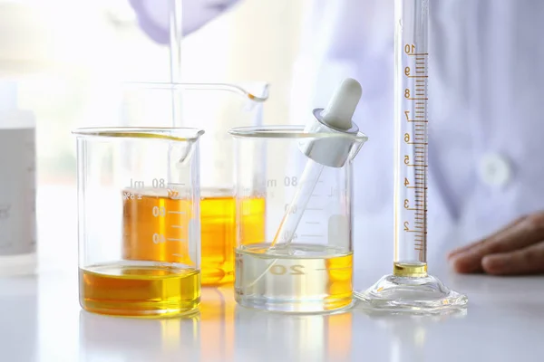 Ölgießen, Ausrüstung und wissenschaftliche Experimente, Formulierung der Chemikalie für Medizin, organische pharmazeutische — Stockfoto