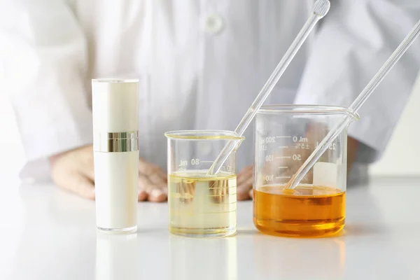 뷰티 제품 개념, 의사 및 의학 실험, 화장품에 대 한 화학을 공식화 하는 약사 — 스톡 사진