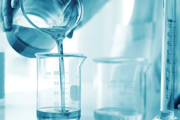 Versamento di olio, Attrezzature ed esperimenti scientifici, Formulazione della sostanza chimica per la medicina . — Foto Stock