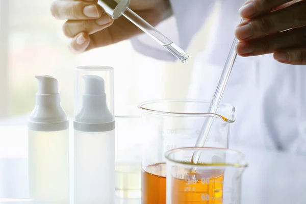 Attrezzature e esperimenti scientifici, Formulazione della sostanza chimica per la medicina . — Foto Stock
