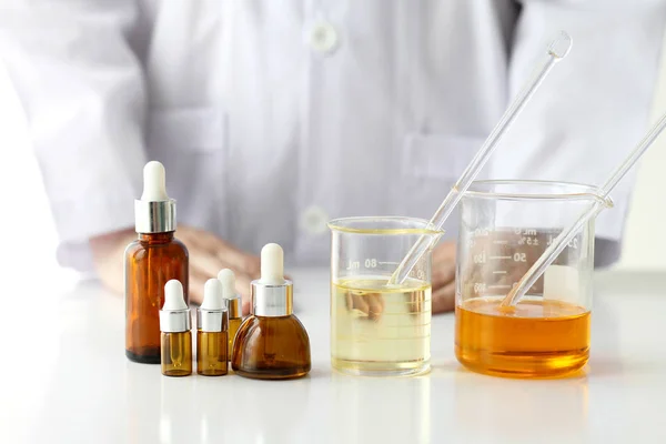 Concetto di prodotto di bellezza, Esperimenti medici e medici, Farmacista che formula la sostanza chimica per cosmetici, contenitori per bottiglie cosmetiche — Foto Stock