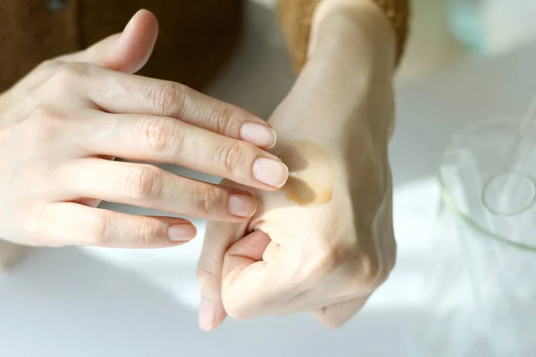 Nahaufnahme von Händen, die Feuchtigkeitscreme auftragen. Schönheit Frau und Hautcreme. — Stockfoto