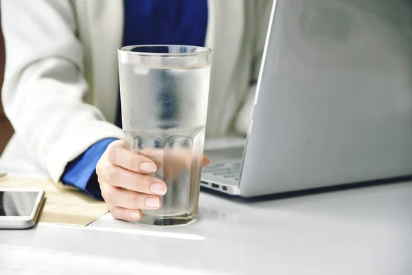 İyi bir sağlık kavramı, içme suyu ofis masasında bir bardak için içme