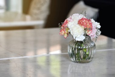 Dekorasyon çiçek, çiçek Restoran tablolarda.