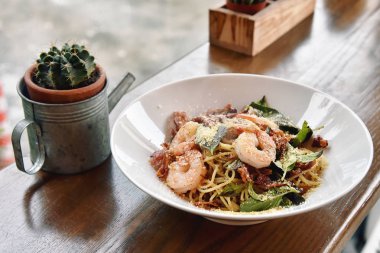 Karides ve pastırma ile makarna makarna.