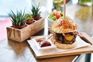 Sığır sosis ve peynir ile hamburger. Et sevgilisi.