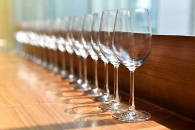 Satır boş şarap gözlük, parti zamanı.