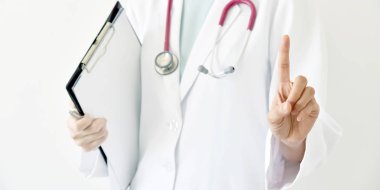 Boş alan, boş sanal ekran dokunaklı doktor el gösteren bir doktor el.