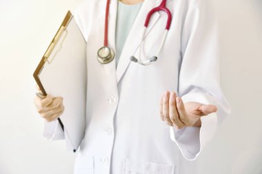 Doktor elini yakın boş avuç bir şey tutan kadın doktoru sunulması.