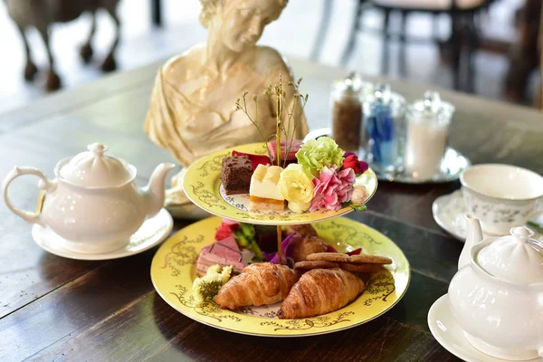 Nachmittags englisches High Tea Set, Croissant und Kuchen. — Stockfoto