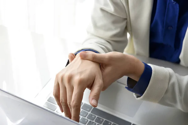 Office syndrome hand pain by occupational disease, Closeup business woman with wrist pain, Woman holding her wrist pain from using computer. — Stock Photo, Image