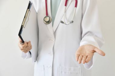 Sunan boş palm doktor ve el, ürün modeli için bir şey tutan kadın doktor kapatın.