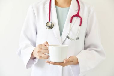 Kahve, günlük kafein alımı önerilen tutan doktor el.
