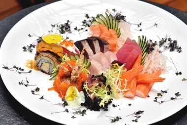 Taze balık sashimi ve pirinç rulo.