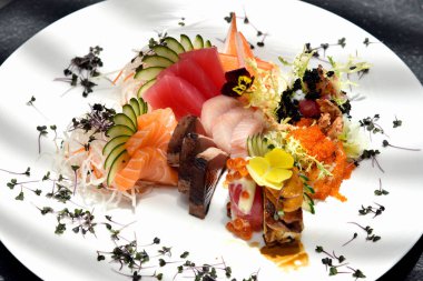 Taze balık sashimi ve pirinç rulo.