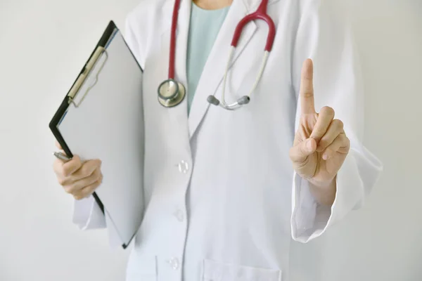 Vrouwelijke arts hand vinger wijzen op lege ruimte, arts hand. — Stockfoto