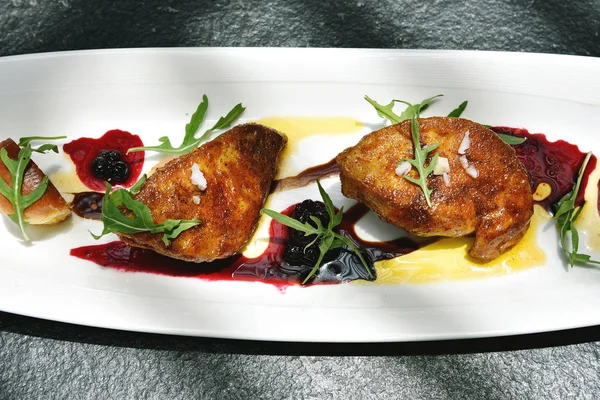 Foie gras a la parrilla servido con salsa de bayas rojas y castaño . — Foto de Stock