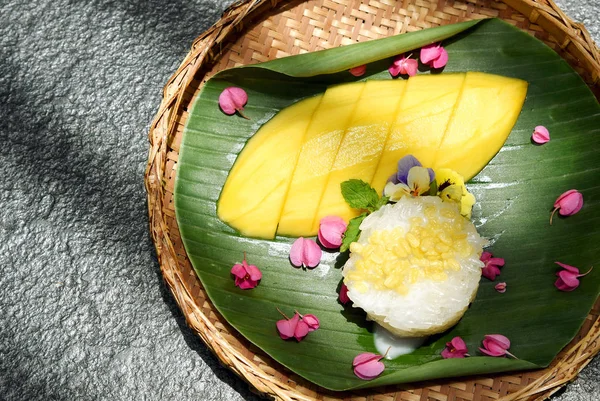 Mango i lepki ryż, styl słodki tajski deser. — Zdjęcie stockowe
