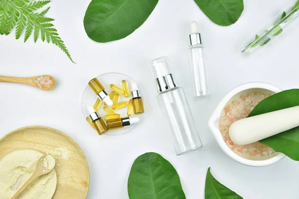 Zöld növényi kozmetikai üveg tartályok, üres label csomagot meghagyja a márka modell — Stock Fotó